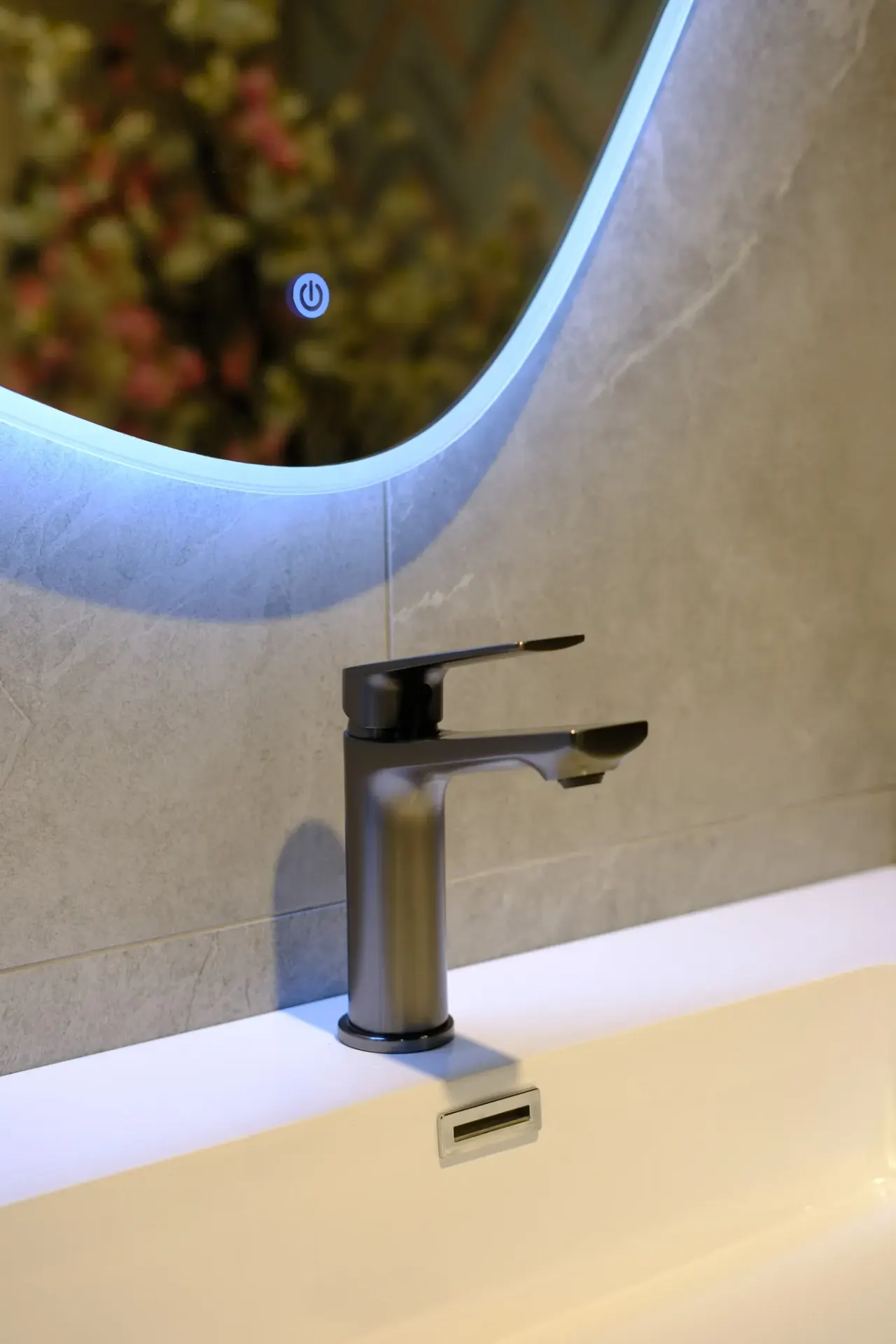Vita graphite basin mixer