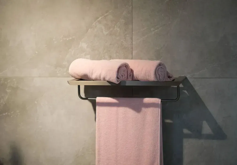 Unified bathroom aesthetic using Meissen hardware and accessories.